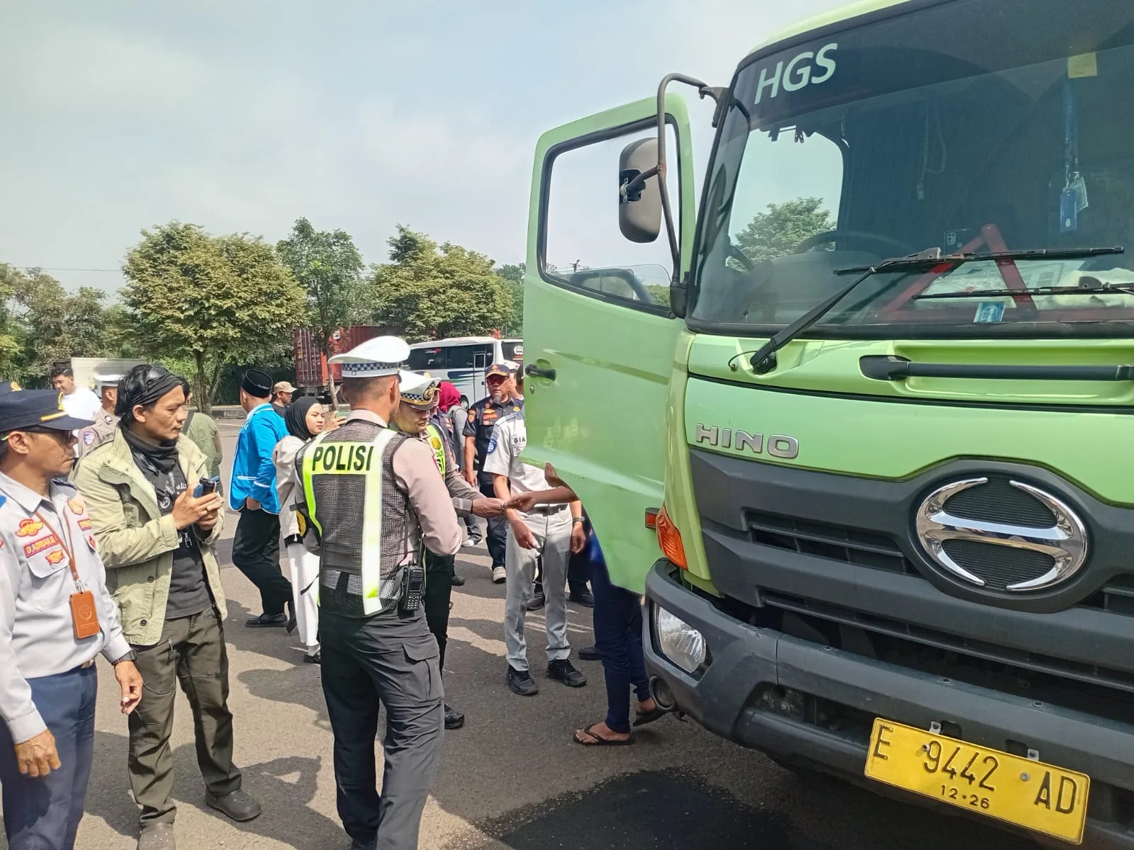 Sejumlah petugas kepolisian memeriksa kelengkapan administrasi pengemudi truk saat gelaran ramp check dalam rangkaian Operasi Keselamatan Lodaya 2026 di Terminal Pasir Hayam, Cianjur