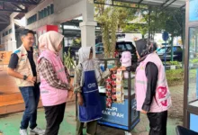 Perwakilan Srikandi dan YBM PLN UP3 Cianjur menyerahkan bantuan gerobak usaha kepada Ibu Ani, pelaku UMKM di lingkungan sekitar kantor PLN UP3 Cianjur.