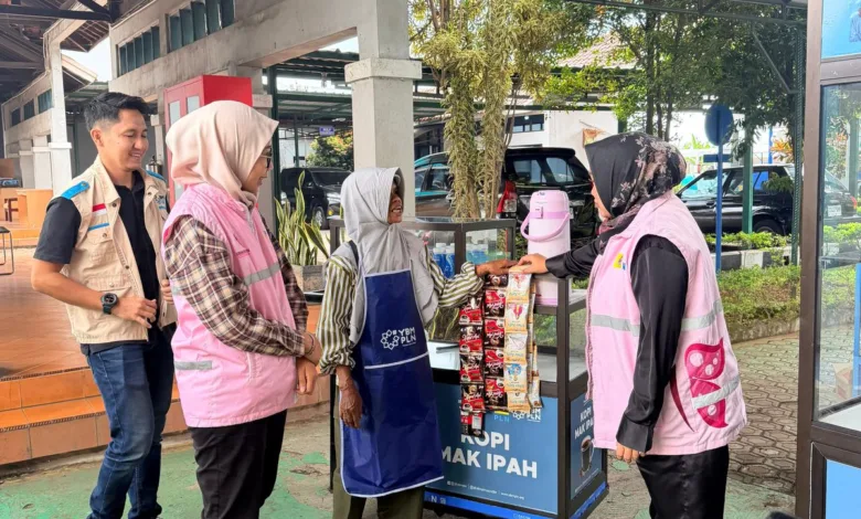 Perwakilan Srikandi dan YBM PLN UP3 Cianjur menyerahkan bantuan gerobak usaha kepada Ibu Ani, pelaku UMKM di lingkungan sekitar kantor PLN UP3 Cianjur.