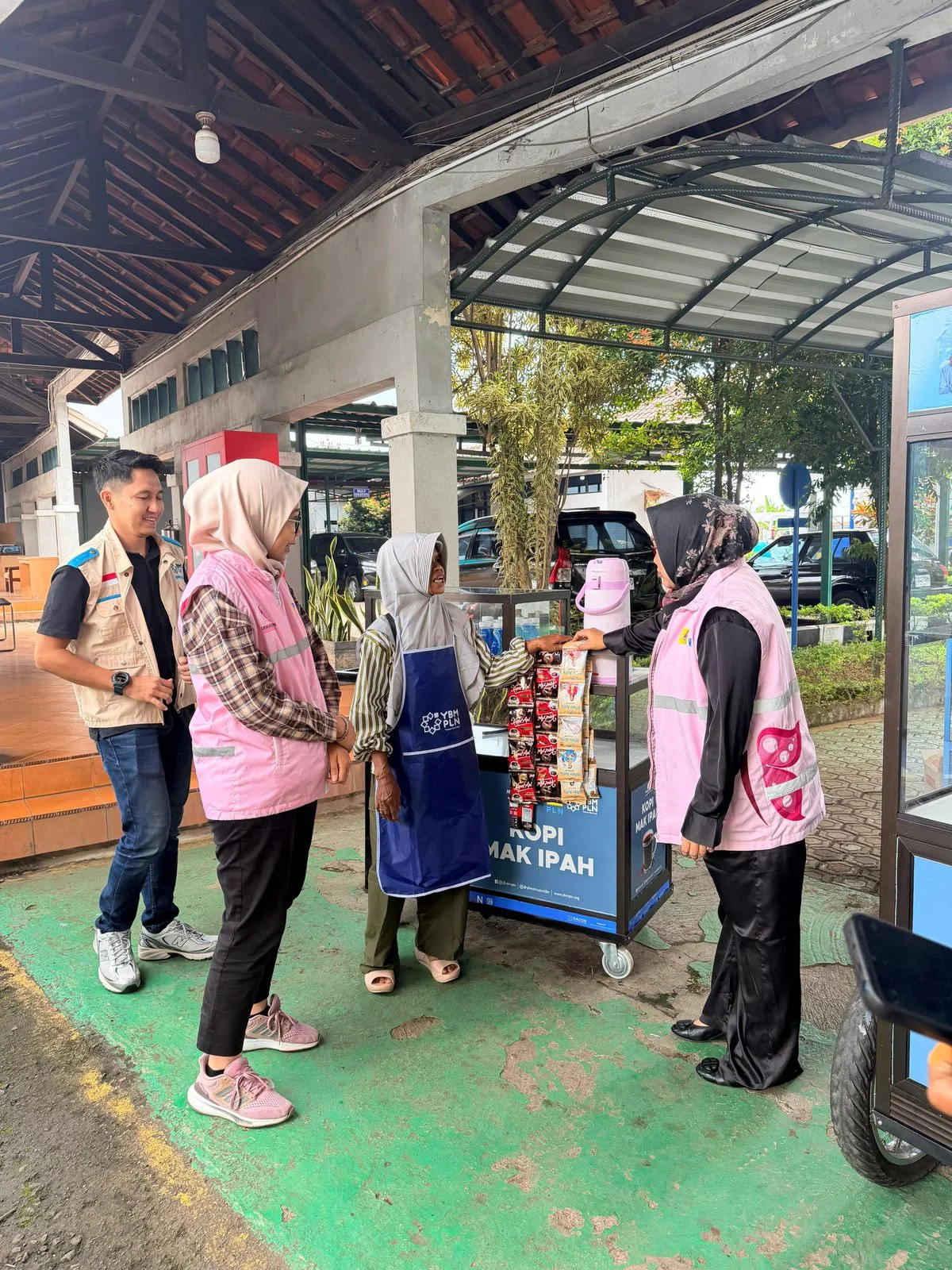 Perwakilan Srikandi dan YBM PLN UP3 Cianjur menyerahkan bantuan gerobak usaha kepada Ibu Ani, pelaku UMKM di lingkungan sekitar kantor PLN UP3 Cianjur.