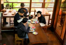 Suasana kehangatan pengunjung saat menikmati santapan di Wisata Alam Sevillage, Puncak, Cianjur. Tradisi "Papajar" atau makan bersama menjelang bulan suci Ramadan