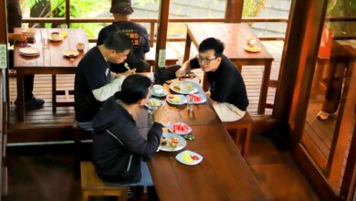 Suasana kehangatan pengunjung saat menikmati santapan di Wisata Alam Sevillage, Puncak, Cianjur. Tradisi "Papajar" atau makan bersama menjelang bulan suci Ramadan