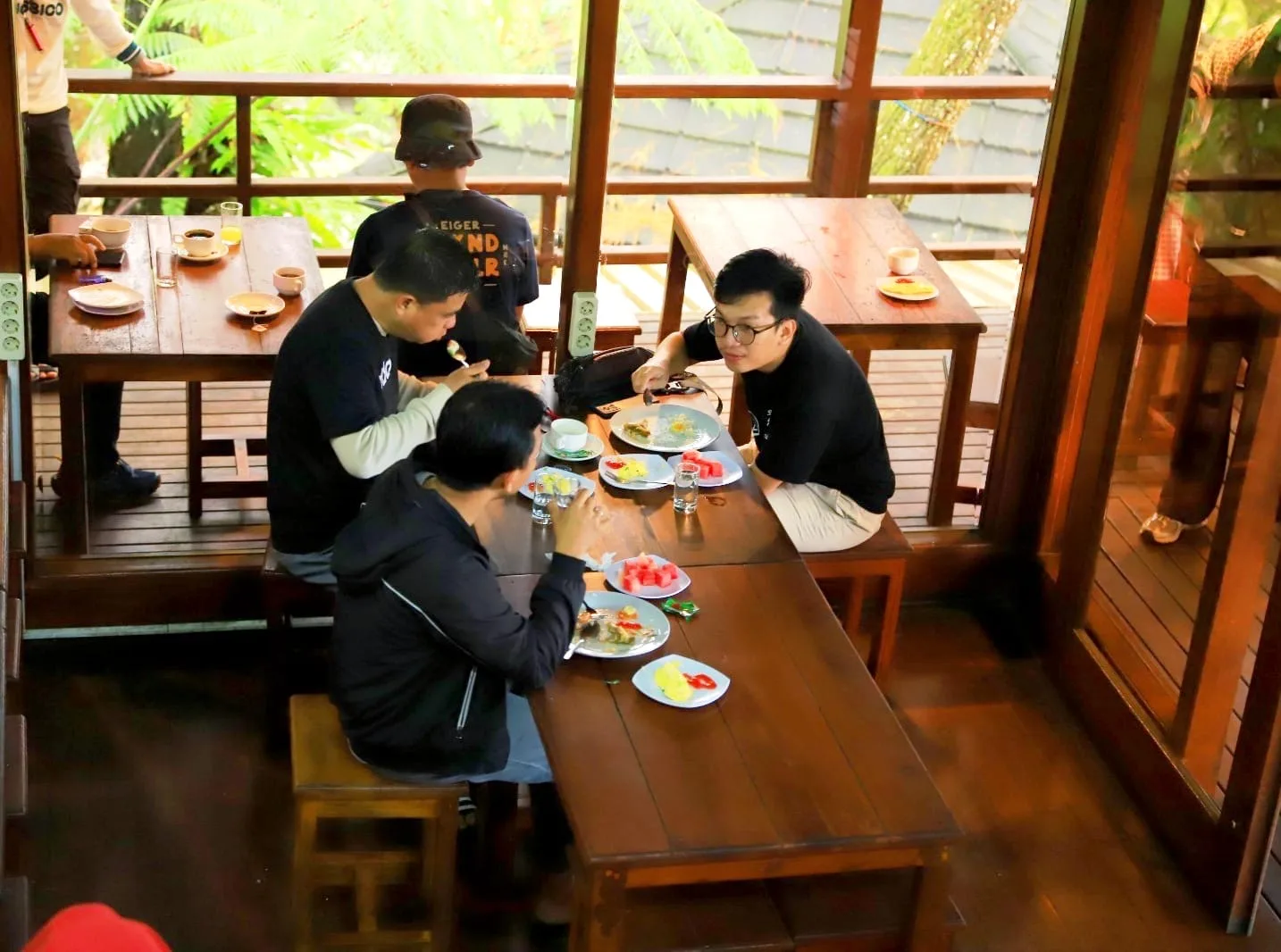 Suasana kehangatan pengunjung saat menikmati santapan di Wisata Alam Sevillage, Puncak, Cianjur. Tradisi "Papajar" atau makan bersama menjelang bulan suci Ramadan