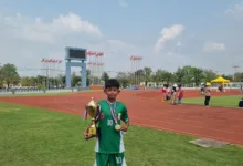 Muhammad Ravi Fabregas, pemain Timnas Pelajar Garuda Youth Indonesia U-13 asal Cianjur, berpose dengan trofi dan medali juara pertama usai memenangkan kompetisi sepak bola di Bangkok, Thailand, yang berlangsung 7-9 Februari 2026. (Foto: Istimewa )