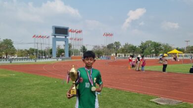 Muhammad Ravi Fabregas, pemain Timnas Pelajar Garuda Youth Indonesia U-13 asal Cianjur, berpose dengan trofi dan medali juara pertama usai memenangkan kompetisi sepak bola di Bangkok, Thailand, yang berlangsung 7-9 Februari 2026. (Foto: Istimewa )