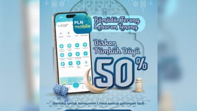 Poster promosi PT PLN (Persero) bertajuk "Ramadan Terang Lebaran Tenang" yang menawarkan potongan harga sebesar 50% untuk layanan tambah daya listrik.