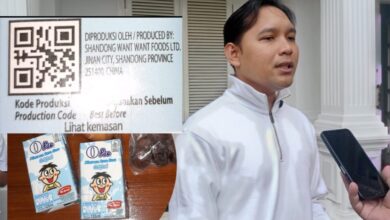 Bupati Cianjur saat memberikan keterangan pers terkait polemik temuan minuman rasa susu kemasan merek "O-Pao" asal Shandong, China, dalam paket program Makan Bergizi Gratis (MBG) di Desa Nagrak, Jumat (27/2/2026).