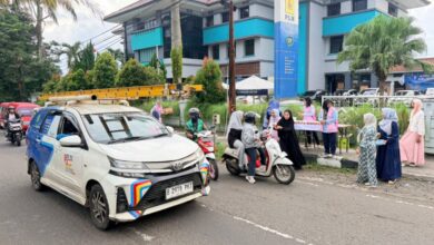 Sejumlah anggota Srikandi dan PIKK PLN UP3 Cianjur membagikan paket takjil gratis kepada pengendara motor yang melintas di depan Kantor PLN UP3 Cianjur