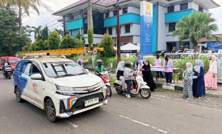 Sejumlah anggota Srikandi dan PIKK PLN UP3 Cianjur membagikan paket takjil gratis kepada pengendara motor yang melintas di depan Kantor PLN UP3 Cianjur