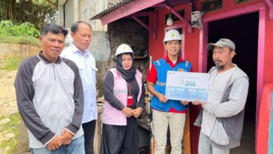 Tim PLN UP3 Cianjur menyerahkan bantuan penyambungan listrik gratis program Light Up The Dream kepada Bapak Nasir (50) di Desa Rahong, Cilaku, Cianjur