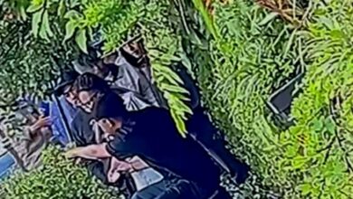 Seorang pria yang diduga pengedar obat-obatan terlarang tampak melayani pembeli di atas trotoar wilayah Cianjur Utara