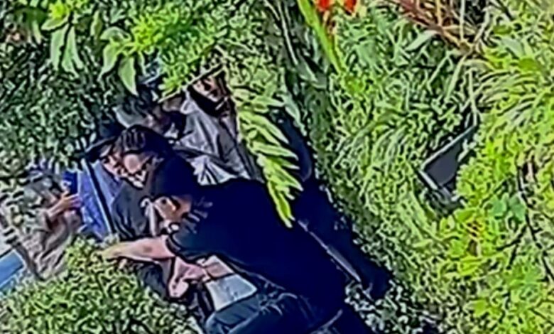 Seorang pria yang diduga pengedar obat-obatan terlarang tampak melayani pembeli di atas trotoar wilayah Cianjur Utara