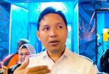 Bupati Cianjur, dr. Mohammad  Wahyu Ferdian memberikan keterangan terkait larangan penggunaan mobil dinas. (Foto: Rendi/ Cianjur Update)