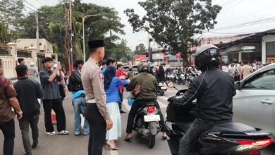 Sinergi Polri dan mahasiswa di Cianjur membagikan 250 takjil kepada pengendara di Jalan KH Abdullah bin Nuh, depan Mapolres Cianjur, Minggu (1/3/2026), dilanjutkan tausiyah dan buka puasa bersama. (Foto: Rendi Irawan)