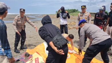 Petugas gabungan mengevakuasi jasad nelayan Doa Ibu 82 yang ditemukan terdampar di Muara Cidamar, Cidaun, Cianjur, Rabu (4/3/2026) pagi. Foto: Istimewa