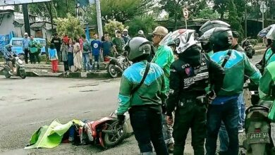 Petugas Satlantas Polres Cianjur melakukan olah TKP kecelakaan maut di Jalan Raya Bandung, Karangtengah, Kabupaten Cianjur, Rabu (4/3/2026). Seorang pengendara motor meninggal dunia setelah diduga terperosok lubang jalan dan terlindas truk. Foto: Istimewa