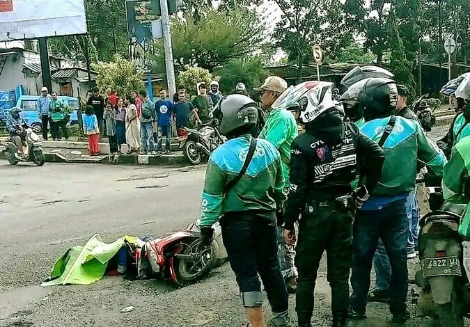 Petugas Satlantas Polres Cianjur melakukan olah TKP kecelakaan maut di Jalan Raya Bandung, Karangtengah, Kabupaten Cianjur, Rabu (4/3/2026). Seorang pengendara motor meninggal dunia setelah diduga terperosok lubang jalan dan terlindas truk. Foto: Istimewa