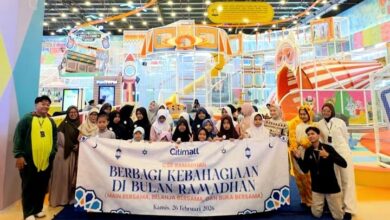 Manajemen Citimall Cianjur bersama 25 anak yatim dari Panti Asuhan Yatim Aisyiyah Cianjur saat mengikuti kegiatan CSR “Berbagi Berkah Ramadan” di area permainan, belanja, hingga buka puasa bersama, Kamis (26/2/2026). Foto: Istimewa