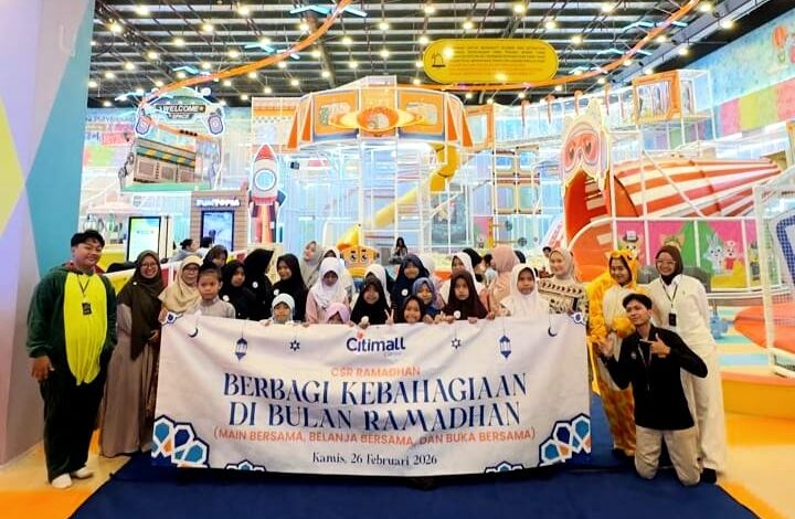 Manajemen Citimall Cianjur bersama 25 anak yatim dari Panti Asuhan Yatim Aisyiyah Cianjur saat mengikuti kegiatan CSR “Berbagi Berkah Ramadan” di area permainan, belanja, hingga buka puasa bersama, Kamis (26/2/2026). Foto: Istimewa