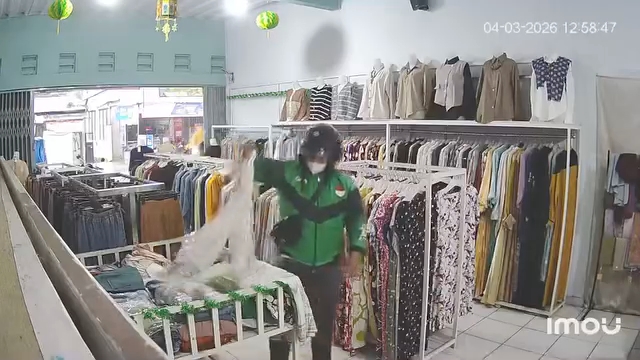 Terekam CCTV, oknum berjaket ojek online diduga mencuri iPhone 11 milik karyawan toko busana wanita di Maleber, Karangtengah, Cianjur, Rabu (4/3/2026) siang. Foto: Istimewa