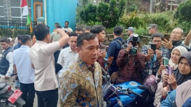 Menteri Kependudukan dan Pembangunan Keluarga/Kepala BKKBN, Wihaji, memberikan keterangan kepada awak media saat kunjungan kerja meninjau keluarga berisiko stunting (KRS) sekaligus memastikan pelaksanaan program Makan Bergizi Gratis (MBG) khusus ibu hamil, ibu menyusui, dan balita di Kecamatan Cipanas, Kabupaten Cianjur. Foto: Fauzi/Cianjur Update