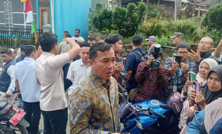 Menteri Kependudukan dan Pembangunan Keluarga/Kepala BKKBN, Wihaji, memberikan keterangan kepada awak media saat kunjungan kerja meninjau keluarga berisiko stunting (KRS) sekaligus memastikan pelaksanaan program Makan Bergizi Gratis (MBG) khusus ibu hamil, ibu menyusui, dan balita di Kecamatan Cipanas, Kabupaten Cianjur. Foto: Fauzi/Cianjur Update
