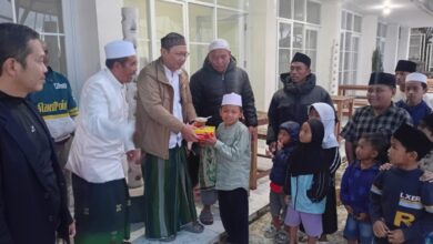 Perwakilan PT Daya Mas Geopatra Pangrango (DMGP) menyerahkan santunan kepada anak yatim saat kegiatan Safari Ramadan di Desa Sindangjaya, Kecamatan Pacet, Kabupaten Cianjur, Kamis (5/3/2026). Kegiatan tersebut juga diisi buka puasa bersama serta bantuan renovasi Masjid At-Taqwa. Foto: Fauzi/Cianjurupdate