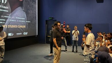 Wakil Bupati Ramzi berdialog dengan sineas muda usai pemutaran film pendek Taruh Lingkaran Penderitaan karya komunitas Daffs Entertainment di SAM’S Studios Cianjur, Jumat (6/3/2026). Foto: Istimewa