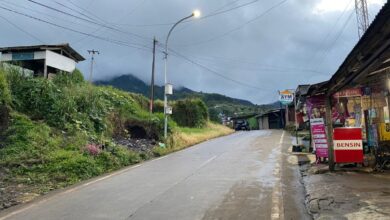 Kondisi Jalan Raya Puncak II di Desa Batulawang, Kecamatan Cipanas, Kabupaten Cianjur, yang masih minim penerangan dan rawan longsor sehingga tidak direkomendasikan sebagai jalur alternatif mudik Lebaran 2026. Foto: Rendi/Cianjur Update