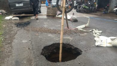 Lubang besar muncul di badan Jembatan Jeprah, Kampung Jeprah (Bengkok), Desa Sindanglaya, Kecamatan Cipanas, Kabupaten Cianjur, Minggu (8/3/2026). Warga memasang penanda sederhana dan memberlakukan sistem buka–tutup kendaraan karena di bawah permukaan jalan terdapat rongga sedalam sekitar tiga meter akibat erosi aliran air. Foto: Istimewa