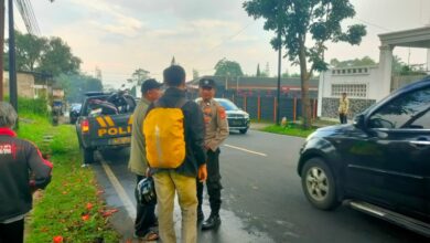 Petugas Unit Gakkum Satlantas Polres Cianjur melakukan olah Tempat Kejadian Perkara (TKP) kecelakaan lalu lintas di Jalan Raya Cugenang, Desa Cijedil, Kabupaten Cianjur, Minggu (8/3/2026). Foto: Istimewa