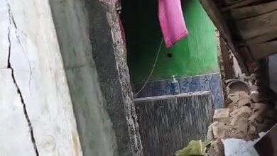 Kondisi rumah warga di Kampung Kayumanis, Desa Sukatani, Kecamatan Pacet, Kabupaten Cianjur, yang rusak berat akibat ledakan tabung gas LPG 3 kilogram pada Sabtu malam (7/3/2026). Peristiwa tersebut menyebabkan dua rumah mengalami kerusakan parah dan tiga warga mengalami luka bakar. Foto: Istimewa
