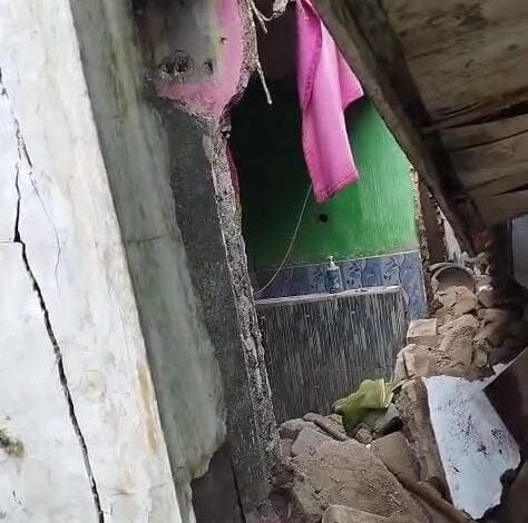 Kondisi rumah warga di Kampung Kayumanis, Desa Sukatani, Kecamatan Pacet, Kabupaten Cianjur, yang rusak berat akibat ledakan tabung gas LPG 3 kilogram pada Sabtu malam (7/3/2026). Peristiwa tersebut menyebabkan dua rumah mengalami kerusakan parah dan tiga warga mengalami luka bakar. Foto: Istimewa