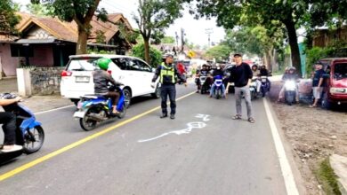 Petugas Satlantas Polres Cianjur melakukan olah tempat kejadian perkara (TKP) kecelakaan antara sepeda motor dan mobil Toyota Agya di Jalan Raya Sukabumi, Kampung Bayubud, Desa Rancagoong, Kecamatan Cilaku, Kabupaten Cianjur, Selasa (10/3/2026). Foto: Istimewa