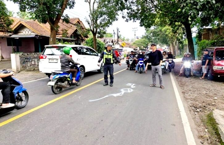 Petugas Satlantas Polres Cianjur melakukan olah tempat kejadian perkara (TKP) kecelakaan antara sepeda motor dan mobil Toyota Agya di Jalan Raya Sukabumi, Kampung Bayubud, Desa Rancagoong, Kecamatan Cilaku, Kabupaten Cianjur, Selasa (10/3/2026). Foto: Istimewa