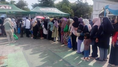 Warga mengantre untuk membeli paket sembako dalam kegiatan Gerakan Pangan Murah yang digelar Polres Cianjur bersama Pemkab Cianjur dan Kodim di Alun-alun Cianjur, Rabu (11/3/2026). Sebanyak 1.500 paket bahan pokok dengan harga di bawah pasaran habis diserbu masyarakat. Foto: Fauzi/Cianjurupdate