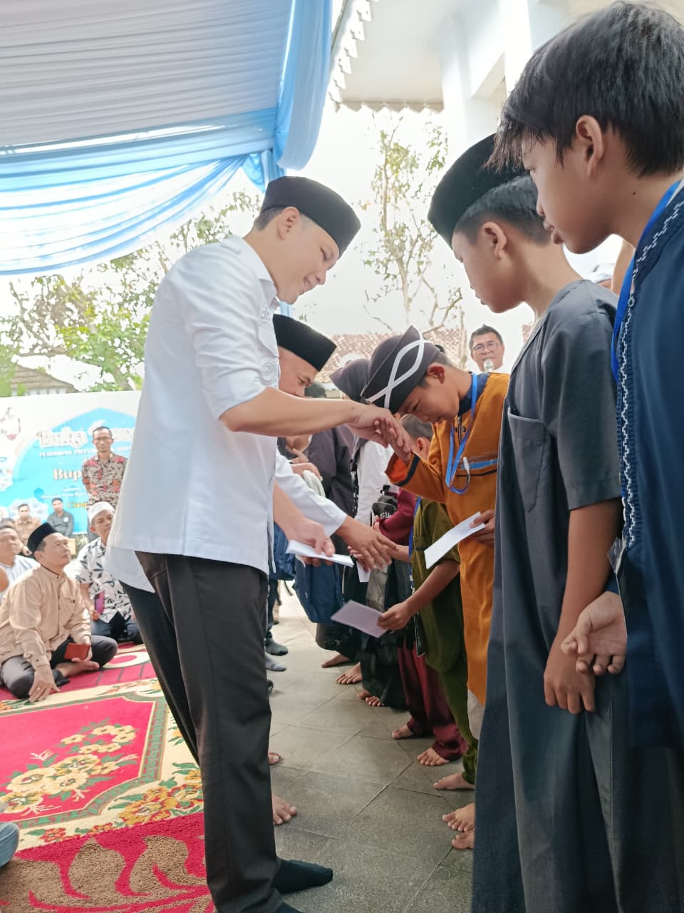 Bupati Cianjur Mohammad Wahyu Ferdian menyerahkan santunan secara langsung kepada anak-anak yatim dalam acara buka puasa bersama di lingkungan Perumdam Tirta Mukti Cianjur