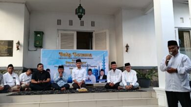 Direktur Utama Perumdam Tirta Mukti Cianjur Syamsul Hadi (kanan) memberikan sambutan pada acara santunan anak yatim dan buka bersama di lingkungan kantor Perumdam Tirta Mukti, Cianjur, Kamis (12/3/2026).