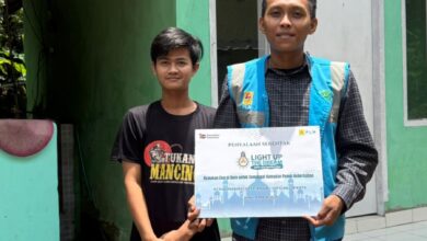 Petugas PLN UP3 Cianjur bersama warga menunjukkan simbolis program Light Up The Dream usai penyambungan listrik gratis untuk Mushola Al-Ikhlas di Kampung Tipar, Desa Hegarmanah, Kecamatan Karangtengah, Kabupaten Cianjur, Jumat (13/3/2026). Foto: Istimewa