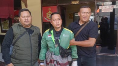 Korban begal ojek online, Bayu Ichsan Ramdhani (tengah), memberikan keterangan di Polsek Cianjur Kota usai mengalami penusukan saat mengantar penumpang di wilayah Panembong Kaler, Cianjur, Jumat (13/3/2026). Foto: Fauzi/CianjurUpdate
