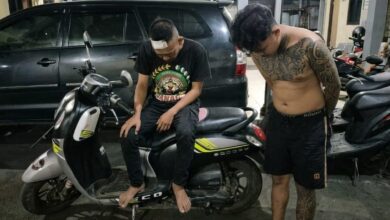 Dua tersangka pencurian dengan kekerasan (begal) berinisial YW (30) dan DM (22) saat diamankan di Polsek Cianjur Kota, Jumat (13/3/2026).