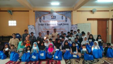 Pengurus dan anggota IJTI Korda Cianjur berfoto bersama anak-anak yatim usai kegiatan “Ramadan Berbagi untuk Semua” berupa santunan anak yatim di Yayasan Pondok Pesantren Baitul Hikmah, Cianjur. Foto: Istimewa