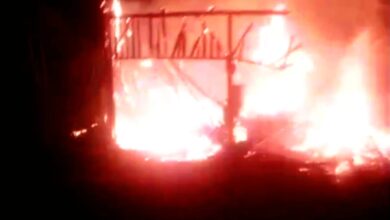 Kebakaran menghanguskan material mebel di Kampung Jati, Desa Gekbrong, Kecamatan Gekbrong, Kabupaten Cianjur, Jumat (13/3/2026) malam. Tidak ada korban jiwa dalam peristiwa tersebut, kerugian diperkirakan mencapai Rp50 juta. Foto: Istimewa