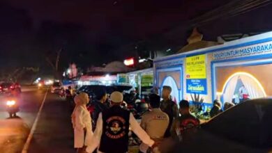 Sejumlah petugas kepolisian bersiaga dan melayani masyarakat di Pos Pelayanan (Posyan) Masjid Besar Darussalam, Karangtengah, Cianjur,