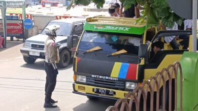 Petugas Satlantas Polres Cianjur menghentikan dan memeriksa kendaraan angkutan barang saat penerapan pembatasan operasional truk sumbu tiga selama arus mudik Lebaran 2026 di wilayah Cianjur. Foto: Istimewa