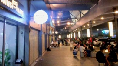 Pengunjung di area kuliner Jalan KH Abdullah bin Nuh, Cianjur, tampak bangkit dari tempat duduk mereka segera setelah guncangan gempa berkekuatan M4,1 terasa pada Minggu (15/3/2026) dini hari.