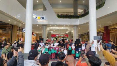 Ratusan warga mengikuti kegiatan Ngabuburit Bersholawat 2026 di Area Lobby Ciplaz Cipanas, Minggu (14/3/2026). Acara yang melibatkan puluhan komunitas ini diisi lantunan sholawat, tausiyah, santunan anak SLB BC Purnama Cipanas, serta pembagian takjil kepada masyarakat. Foto: Rendi/CianjurUpdate