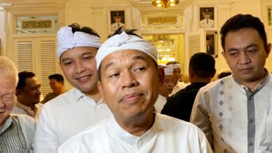 Gubernur Jawa Barat, Dedi Mulyadi, memberikan keterangan kepada awak media usai kegiatan di Pendopo Cianjur, Selasa (17/3/2026), terkait kebijakan pencairan THR PPPK Paruh Waktu. Foto: Rendi/CianjurUpdate
