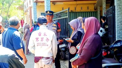 Puluhan warga mendatangi rumah pengelola arisan paket Lebaran di Kampung Cijati, Desa Sukasari, Kecamatan Cilaku, Cianjur, Rabu (18/03/2026). Aksi ini dipicu kekecewaan karena paket sembako tak kunjung cair hingga mendekati hari raya. Foto: Istimewa