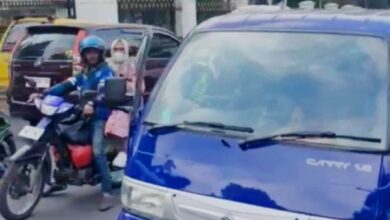 Seorang sopir pikap di Jalur Puncak, Cipanas, tak sadarkan diri, ia sempat menepi di tengah kepadatan lalu lintas. Foto: Istimewa